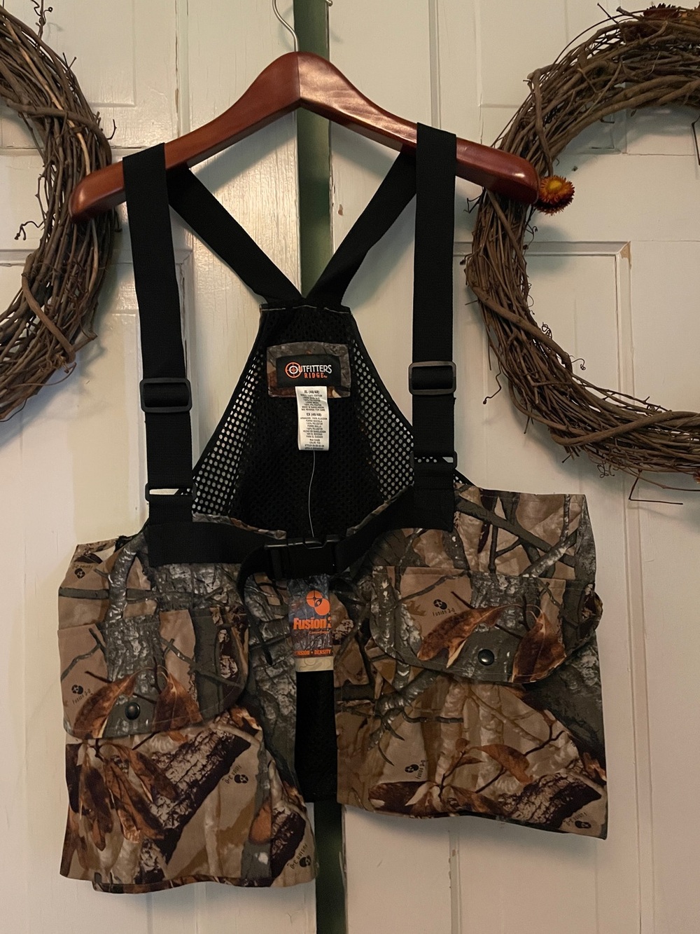 Outfitters Ridge Camo Buckle Front Strap Vest Size XL